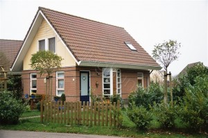 Bild: Haus Birgit mit eingezäunten Garten am Ijsselmeer für Urlaub mit dem Hund