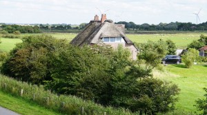 Bild: Ferienhaus mit Wohnung im Dachgeschoss - Reet-Dach-Haus f. 4 Personen